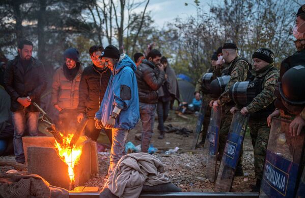 Мигранты на границе между Грецией и Македонией