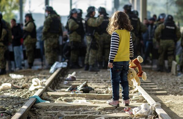Девочка-беженка на границе между Грецией и Македонией