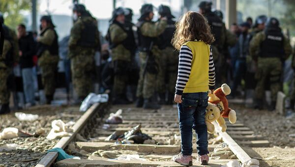 Девочка-беженка на границе между Грецией и Македонией