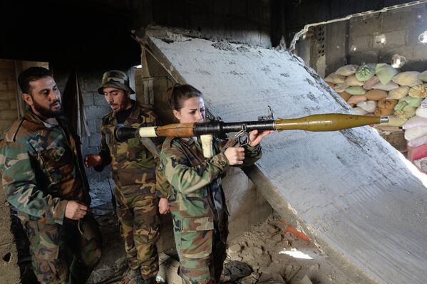 Бойцы Сирийской арабской армии (САА) в пригороде Дамаска Дахание.