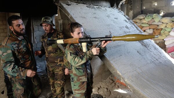Бойцы Сирийской арабской армии (САА) в пригороде Дамаска Дахание.