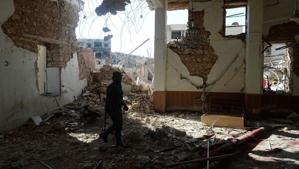 Боец Сирийской арабской армии (САА) в разрушенной мечети в пригороде Дамаска Дахание. Архивное фото