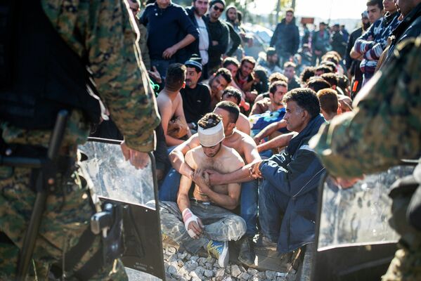 Мигранты на границе между Грецией и Македонией