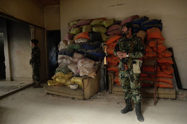 Бойцы Сирийской арабской армии (САА) в пригороде Дамаска Дахание