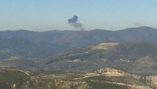 Дым на месте падения самолета Су-24 на границе Сирии и Турции