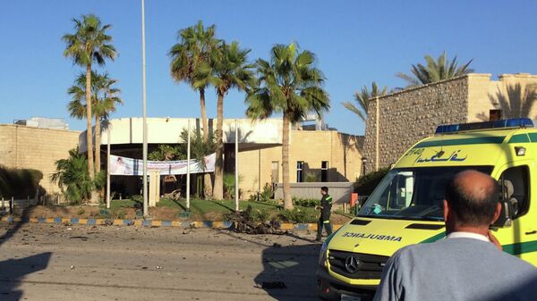 Сотрудники служб безопасности на месте взрыва у отеля Swiss Inn, Синайский полуостров, Египет