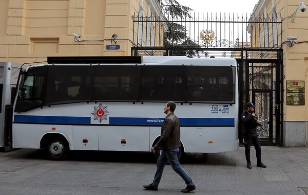 Полиция перед российским консульством в центре города Стамбул, Турция