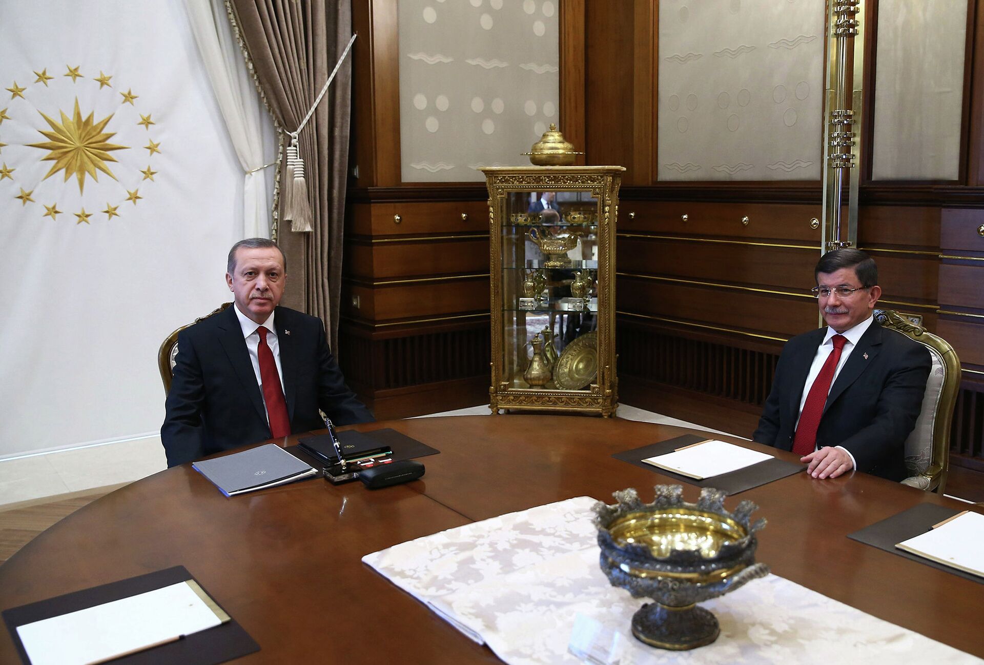 Президент Турции Реджеп Тайип Эрдоган и премьер-министр Турции Ахмет Давутоглу во время встречи в Анкаре - РИА Новости, 1920, 12.11.2021