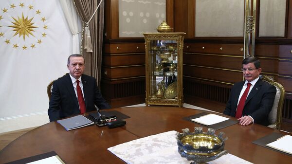 Президент Турции Реджеп Тайип Эрдоган и премьер-министр Турции Ахмет Давутоглу во время встречи в Анкаре