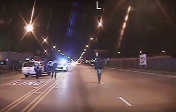 Стоп-кадр из видео, на котором запечатлено убийство полицейским афроамериканца в Чикаго