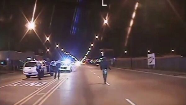 Стоп-кадр из видео, на котором запечатлено убийство полицейским афроамериканца в Чикаго