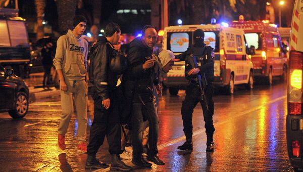Родственники пострадавших во время взрыва автобуса в центре Туниса