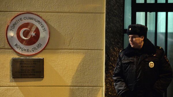 Полицейский у посольства Турции в Москве. Архивное фото
