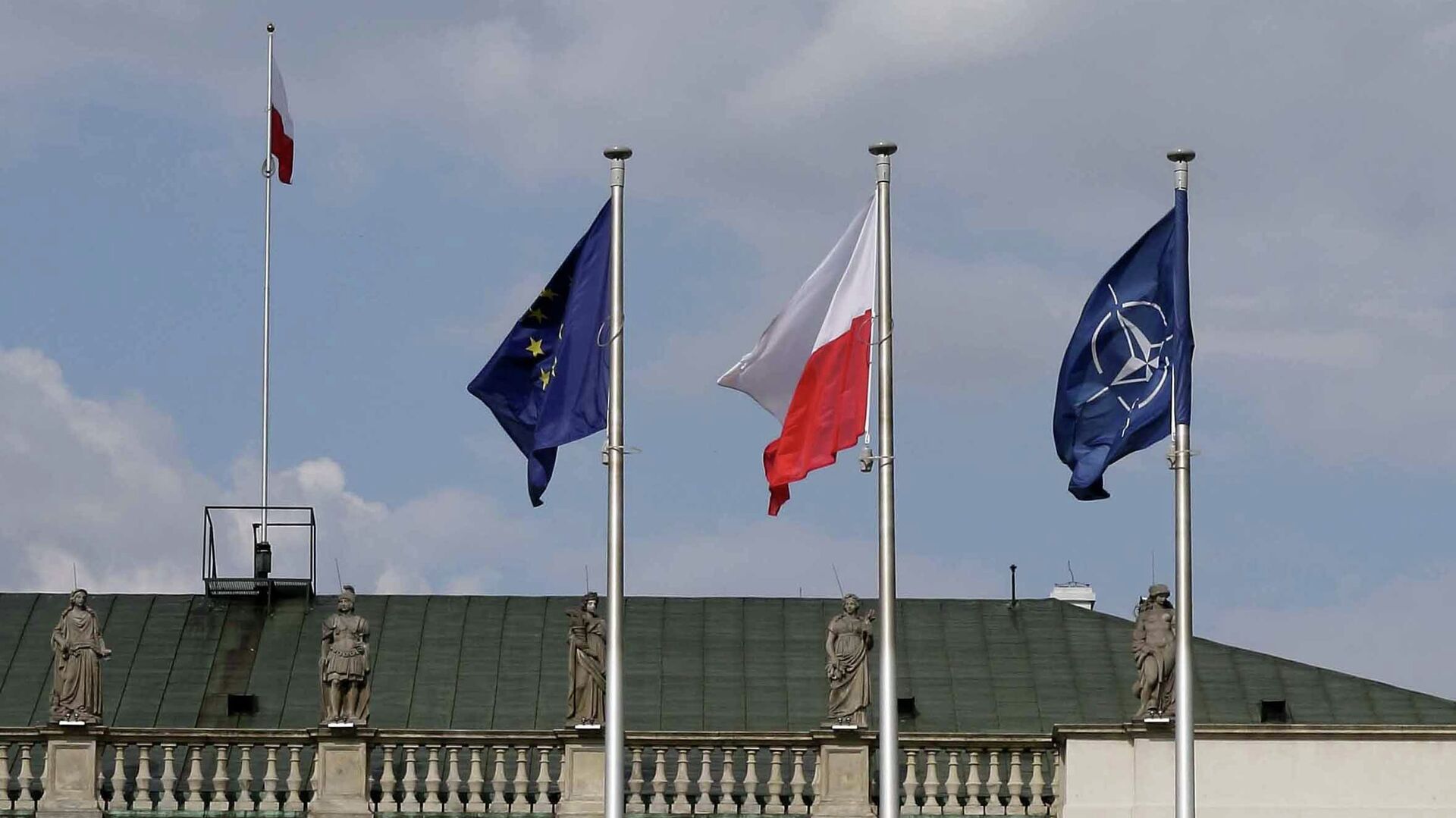 Флаги: Польши, ЕС и НАТО - РИА Новости, 1920, 10.11.2022