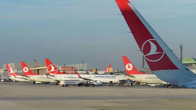 Самолеты авиакомпании Turkish Airlines в Международном аэропорту имени Ататюрка в Стамбуле. Архивное фото