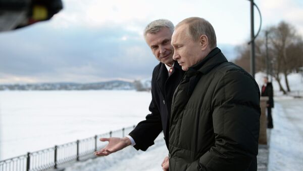 Президент России Владимир Путин и мэр Нижнего Тагила Сергей Носов во время осмотра набережной в Нижнем Тагиле