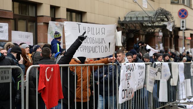 Акция протеста в Москве против действий ВВС Турции