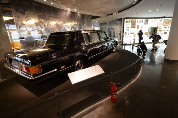 Служебный автомобиль первого президента Бориса Ельцина ЗиЛ-41052 в экспозиции Президентского центра Бориса Ельцина в Екатеринбурге
