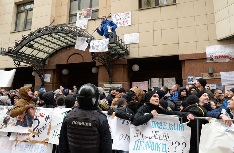 Участники акции протеста против действий Военно-воздушных сил Турции