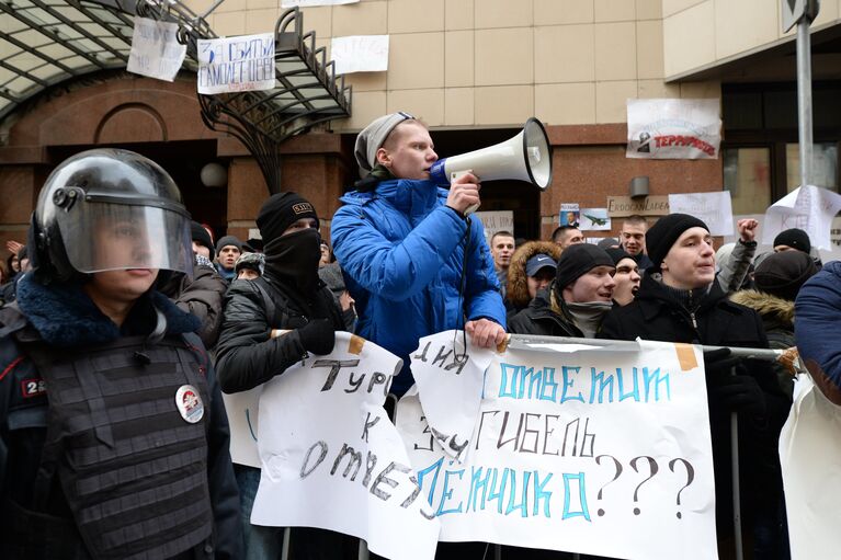 Участники акции протеста против действий Военно-воздушных сил Турции, проходящей у здания посольства Турции в Москве