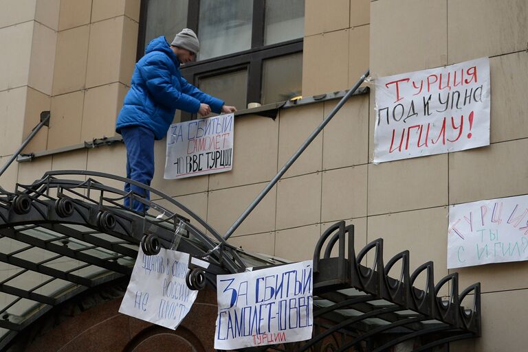 Участник акции протеста против действий Военно-воздушных сил Турции, проходящей у здания посольства Турции в Москве