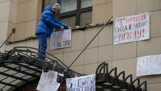 Участник акции протеста против действий Военно-воздушных сил Турции. Архивное фото