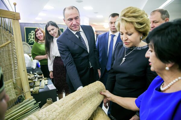 Председатель Совета Федерации Валентина Матвиенко и глава Карачаево-Черкесской республики Рашид Темрезов во время осмотра экспозиции, посвященную достижениям и перспективам развития региона Председатель Совета Федерации Валентина Матвиенко и глава Карачаево-Черкесской республики Рашид Темрезов во время осмотра экспозиции, посвященную достижениям и перспективам развития региона