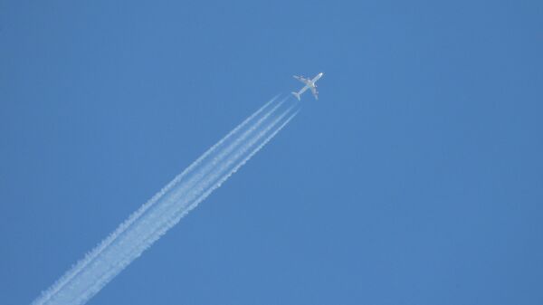 Самолет в небе. Архивное фото