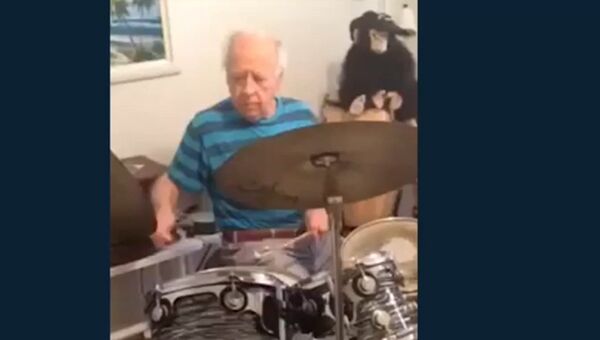 Слепой старик-барабанщик.