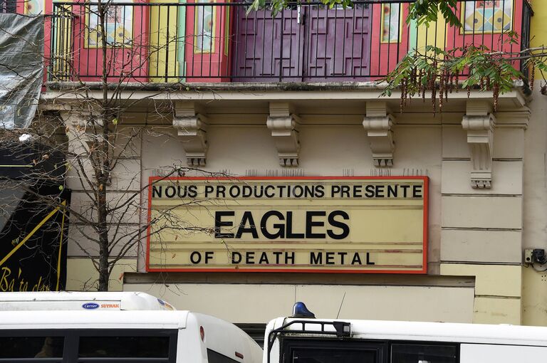 Вывеска с анонсом концерта группы Eagles of Death Metal у клуба Батаклан в Париже Вывеска с анонсом концерта группы Eagles of Death Metal у клуба Батаклан в Париже