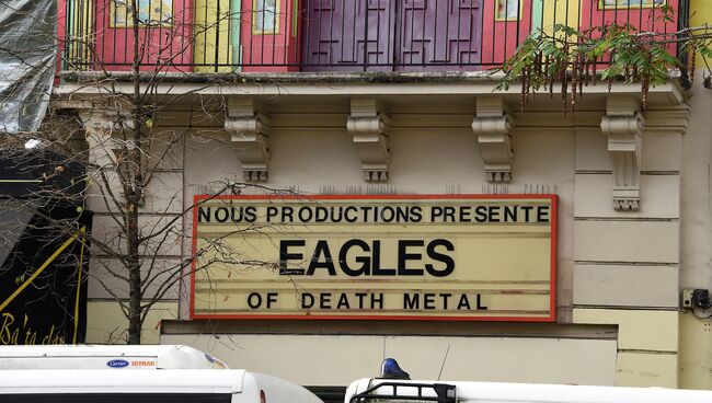 Вывеска с анонсом концерта группы Eagles of Death Metal у клуба Батаклан в Париже