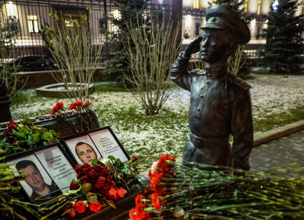Москвичи несут цветы в память о погибших в Сирии к памятнику героям фильма Офицеры