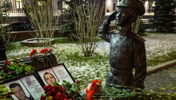 Москвичи несут цветы в память о погибших в Сирии к памятнику героям фильма Офицеры
