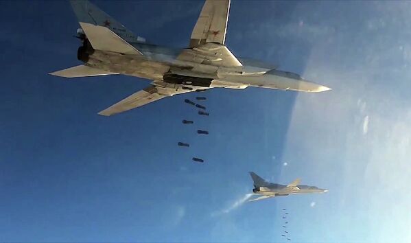 Бомбардировщики-ракетоносцы Ту-22 МЗ Военно-космических сил России во время нанесения авиаудара по объектам ИГ в Сирии