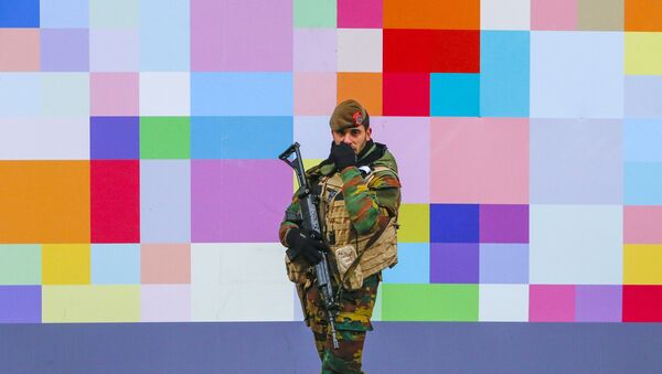 Солдат патрулирует улицы в центре Брюсселя