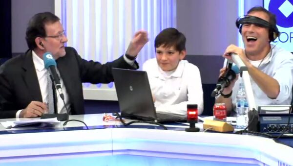 Испанский премьер дал сыну подзатыльник в прямом эфире. ВИДЕО