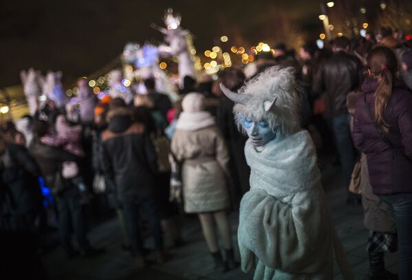 Участница театрализованного шествия на открытии зимнего сезона в парке Музеон