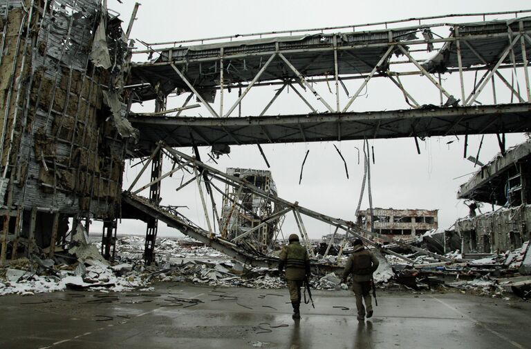 Ополченцы Донецкой народной республики (ДНР) на территории Донецкого аэропорта Ополченцы Донецкой народной республики (ДНР) на территории Донецкого аэропорта