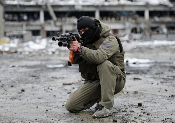 Ополченец Донецкой народной республики (ДНР) на территории Донецкого аэропорта