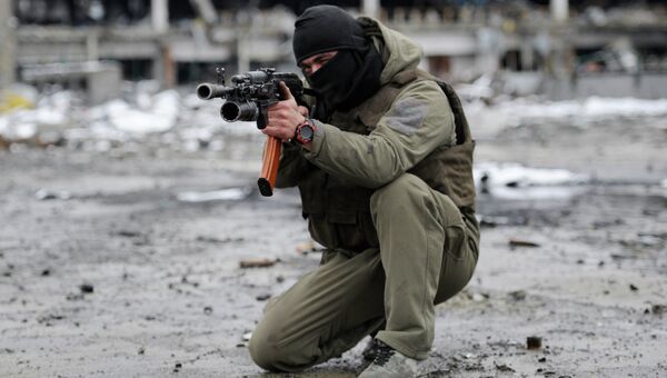 Ополченец Донецкой народной республики (ДНР) на территории Донецкого аэропорта. Архивное фото