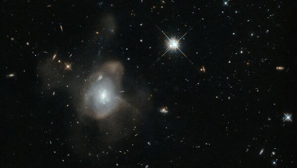 Танцующую галактику увидели ученые с помощью телескопа Хаббл