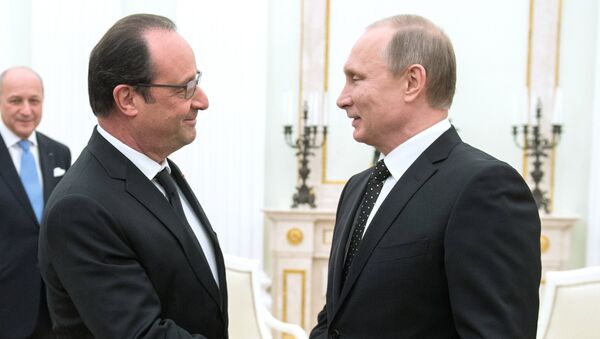 Президент России Владимир Путин и президент Франции Франсуа Олланд. Архивное фото