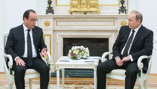 Президент России Владимир Путин (справа) и президент Франции Франсуа Олланд во время встречи в Кремле