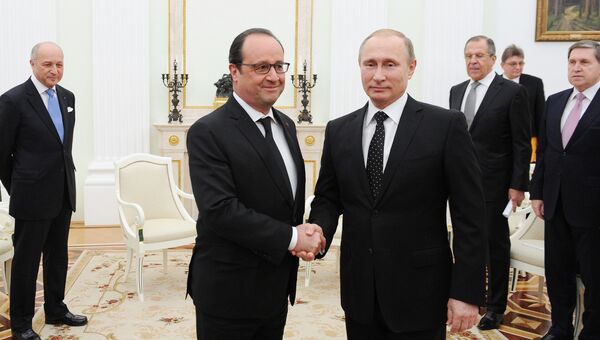 Президент России Владимир Путин и президент Франции Франсуа Олланд во время встречи в Кремле