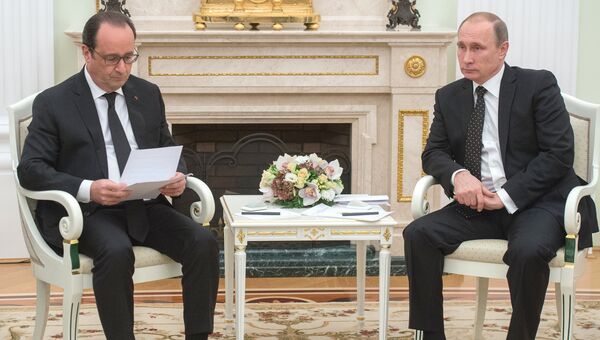 Президент России Владимир Путин и президент Франции Франсуа Олланд во время встречи в Кремле