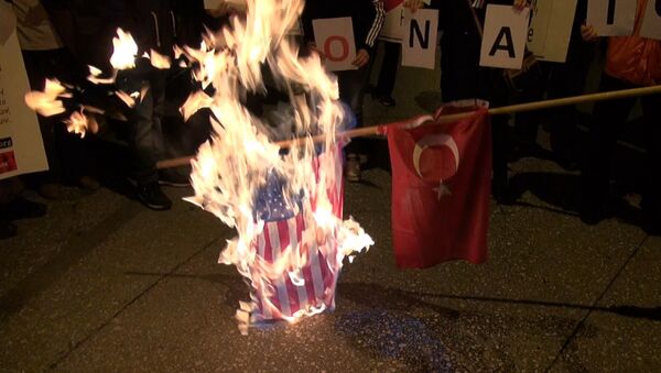 Греки сожгли американский и турецкий флаги против обстрела российского Су-24