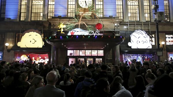 Американцы в ожидании открытия Macy's Herald Square store во время Черной пятницы