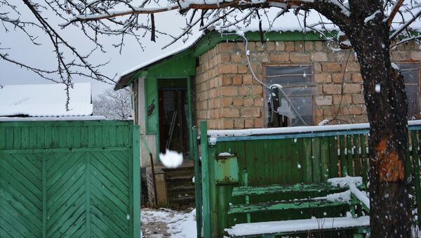 Брошенные дома на линии соприкосновения в поселке Донецкий в ЛНР, Украина