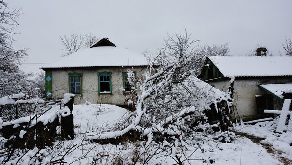 Брошенные дома на линии соприкосновения в поселке Донецкий в ЛНР. Архивное фото