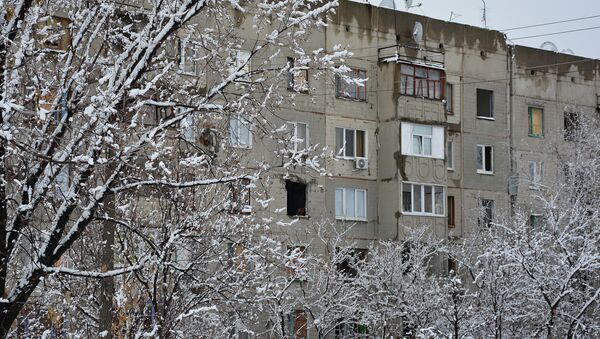 Дома, пострадавшие от обстрелов украинской армии, в поселке Донецкий в ЛНР, Украина. Архивное фото